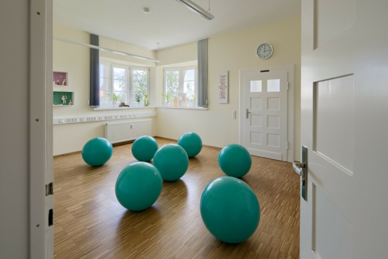 Gymnastikbälle in einem Raum