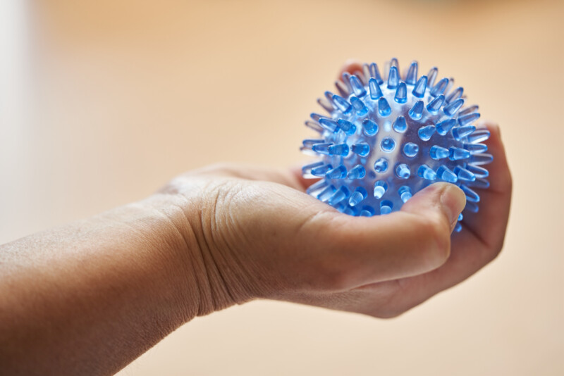 Patient hält Igelball in der Hand