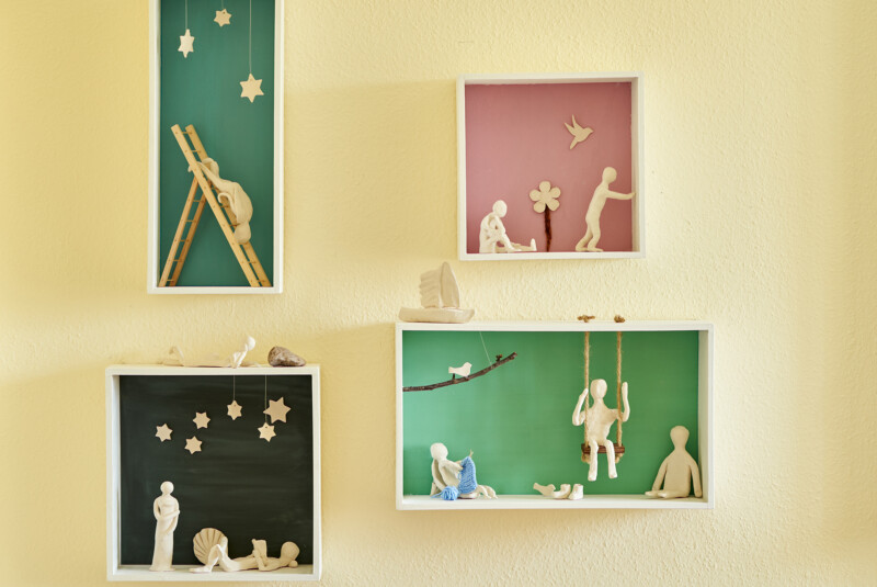 Gebasteltes in Rahmen an der Wand