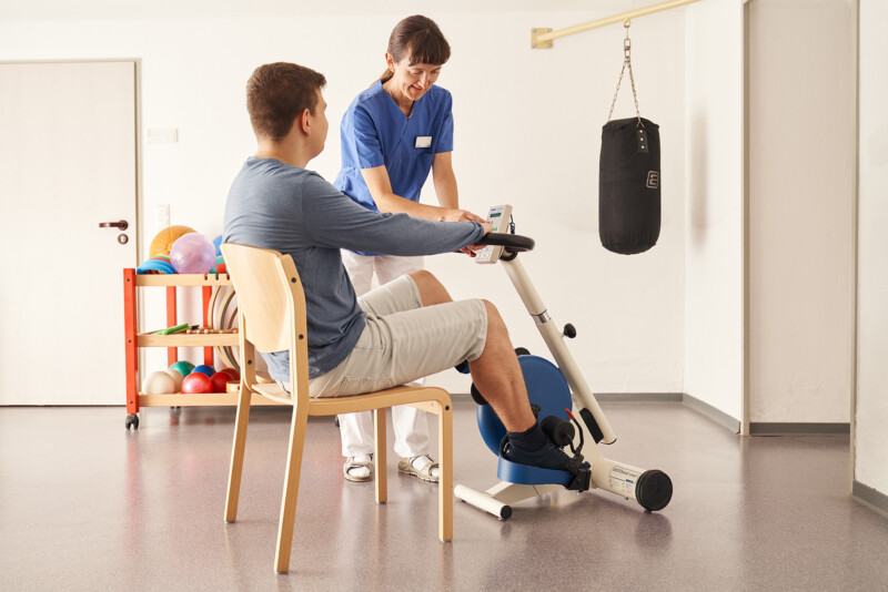 Patient trainiert auf Trainingsgerät