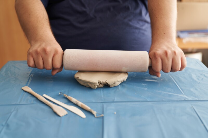 Patientin rollt Teig aus