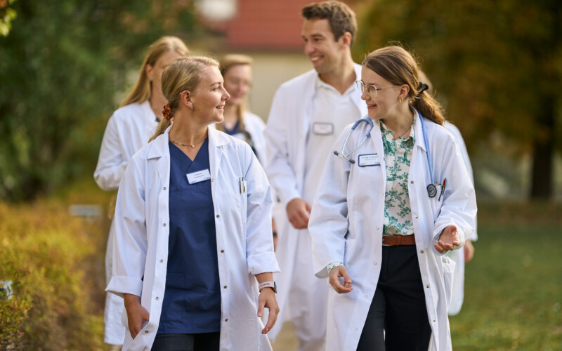 Gruppe junger Ärzte laufen durch Park