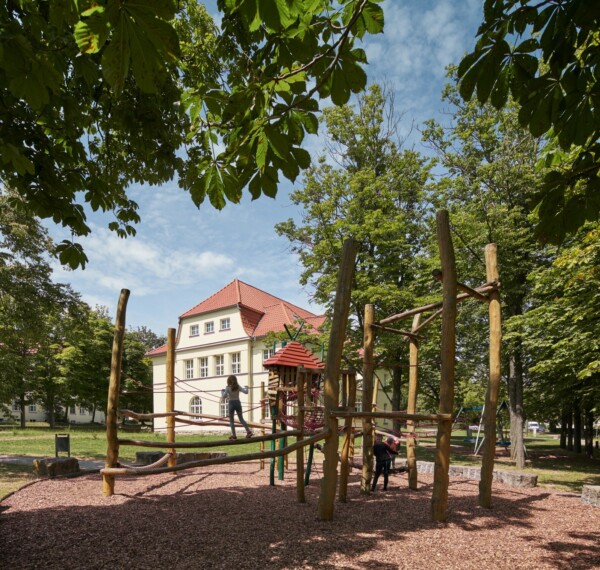 Einrichtung als Außenansicht mit Spielplatz