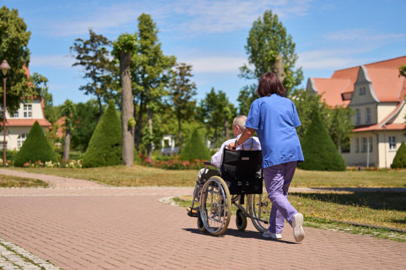 Geronto Spaziergang Opa Rollstuhl